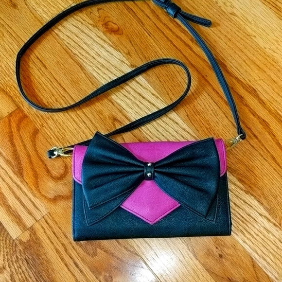 Betsey Johnson Handbags - Betsey Johnson Crossbody Bow Bag